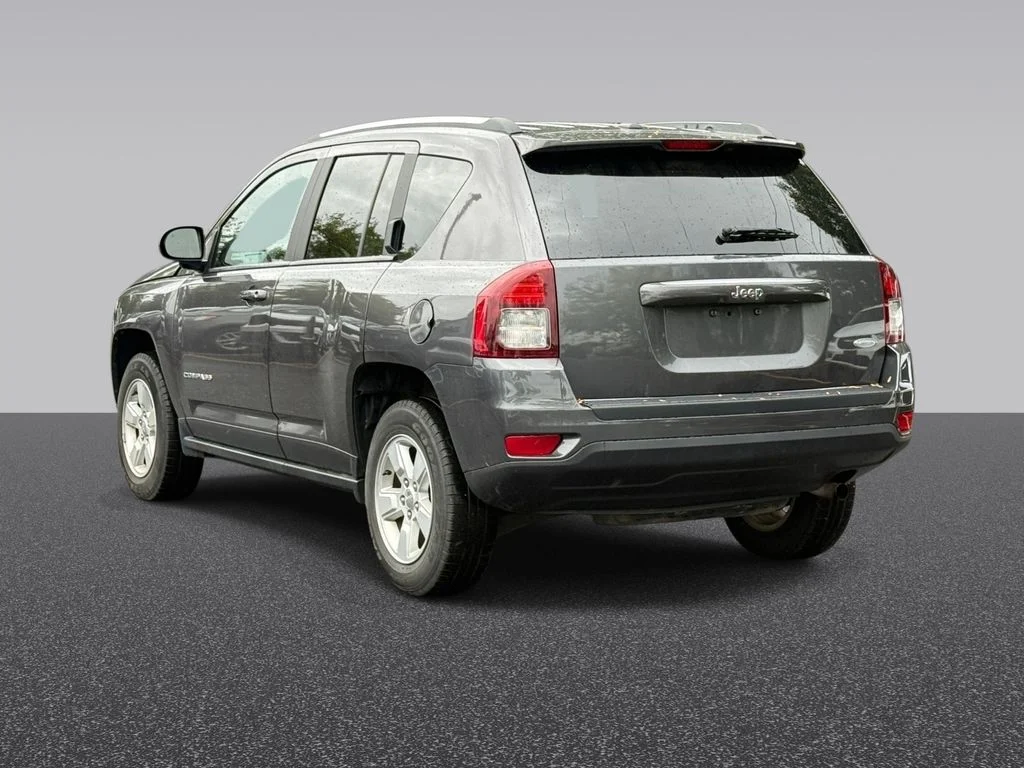 Used 2017 Gray Jeep Latitude image 3