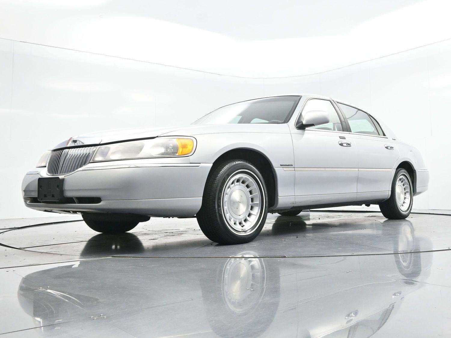 Used 2000  Lincoln Executive image 37