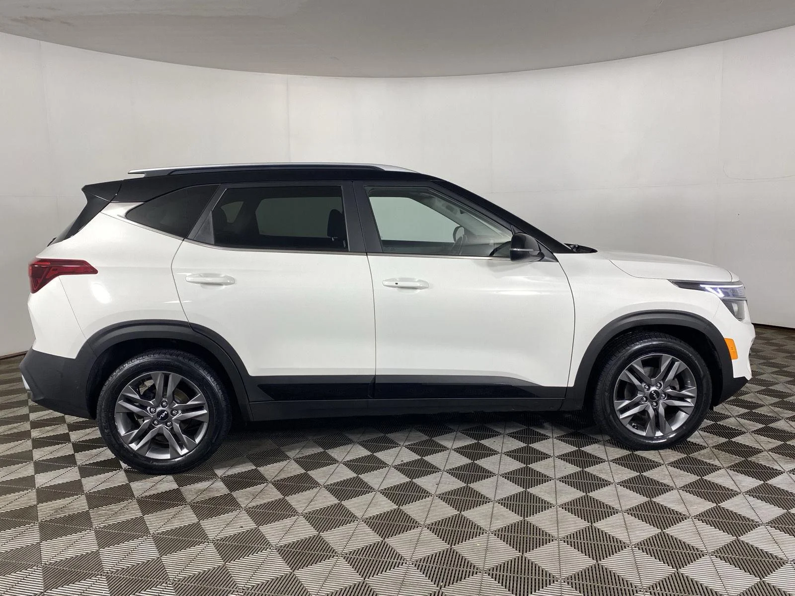 Used 2022 Clear White/Black Roof Kia S image 8