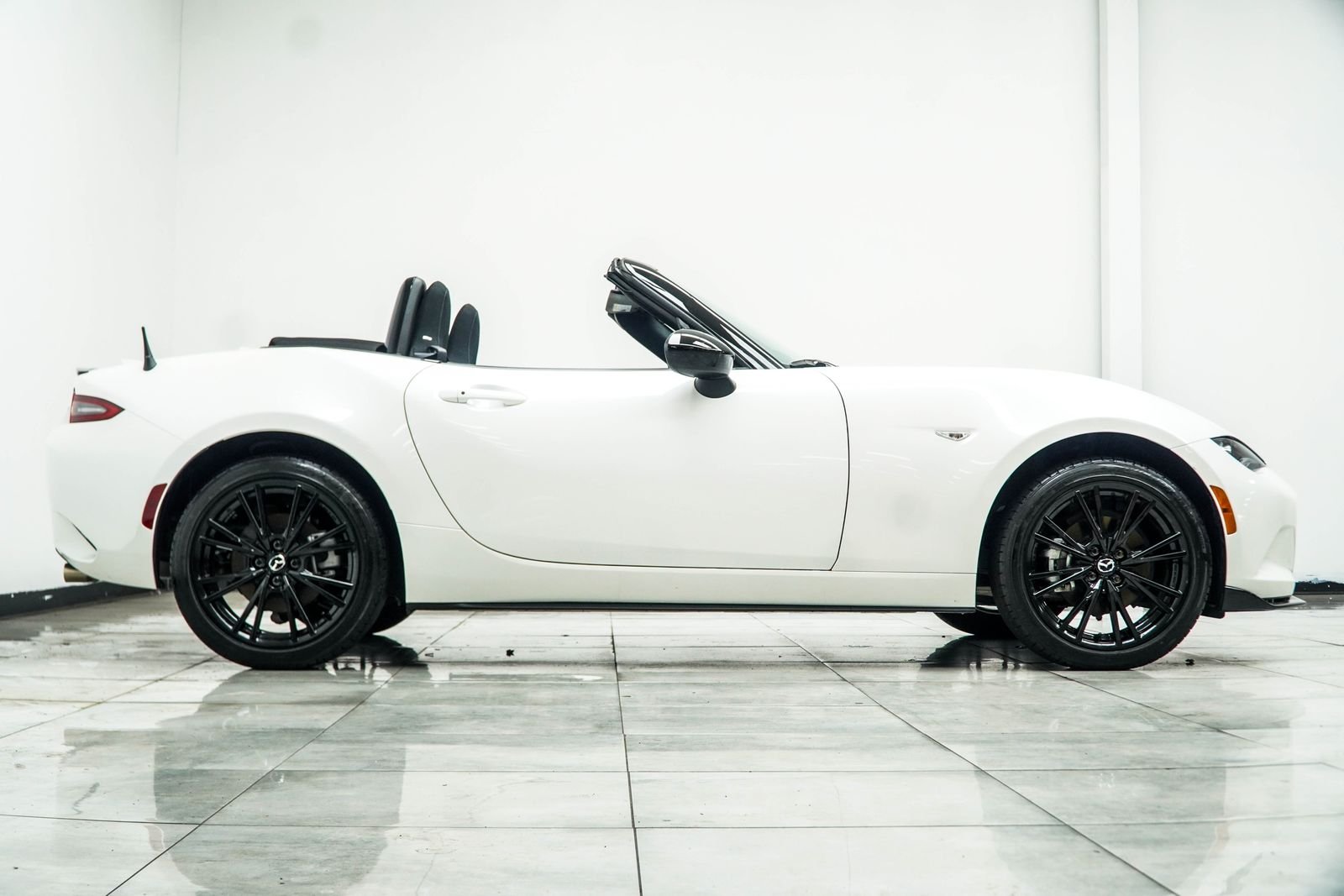 Used 2025 White Mazda Club image 9