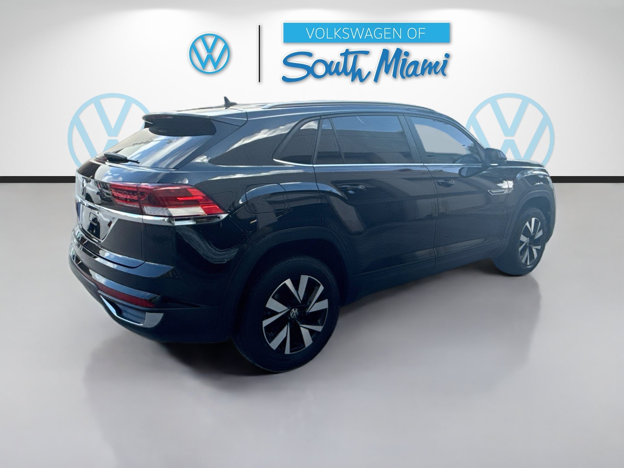 Certified Used 2022 Deep Black Volkswagen 2.0T SE image 7