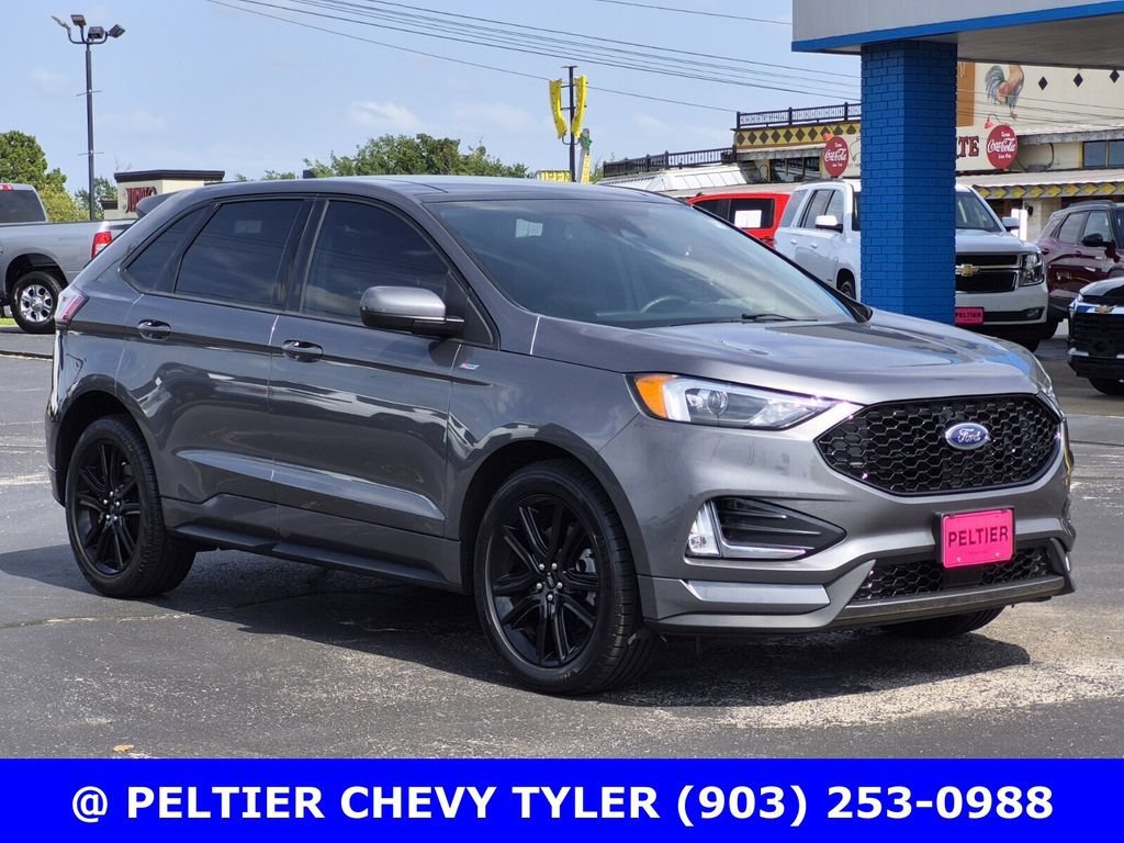 Used 2023  Ford SEL image 1