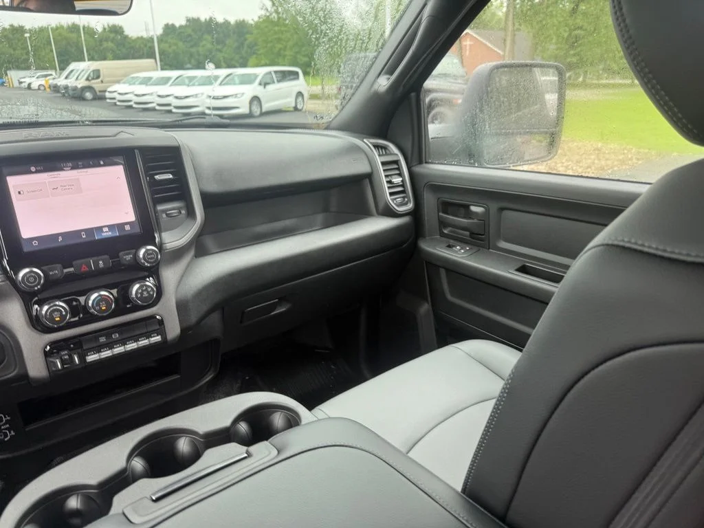 New 2026 Diamond Black Crystal Pearl-Coat Exterior Paint RAM Tradesman image 36