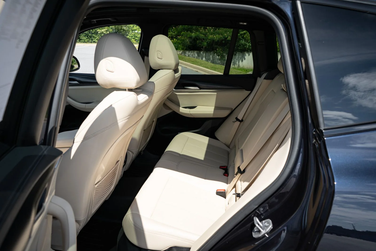 Used 2022 Black BMW xDrive30i image 19