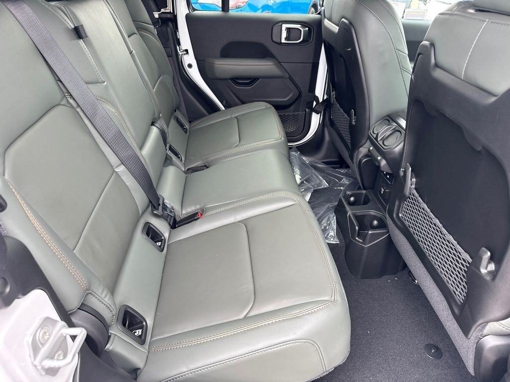 New 2026 Bright White Clear-Coat Exterior Paint Jeep Mojave X image 17