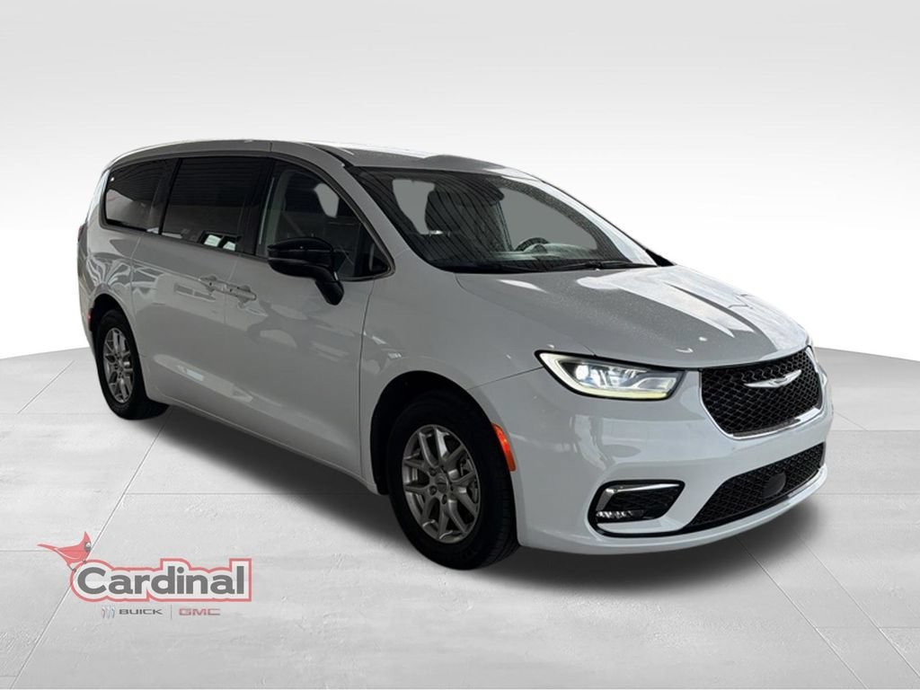 White 2024 Chrysler Pacifica Minivan Front-Wheel Drive
