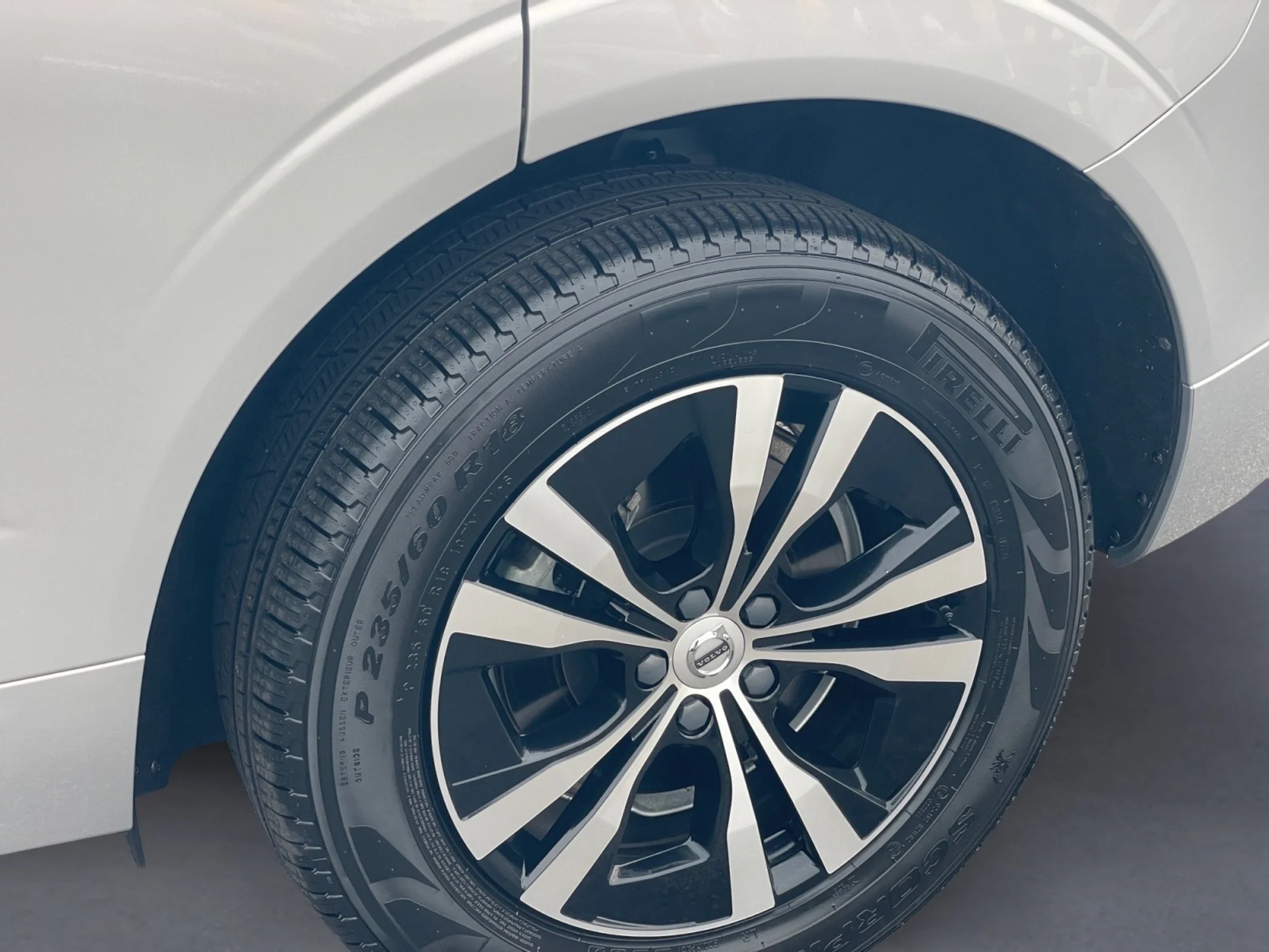 Used 2023 Thunder Grey Metallic Volvo Core Bright Theme image 24
