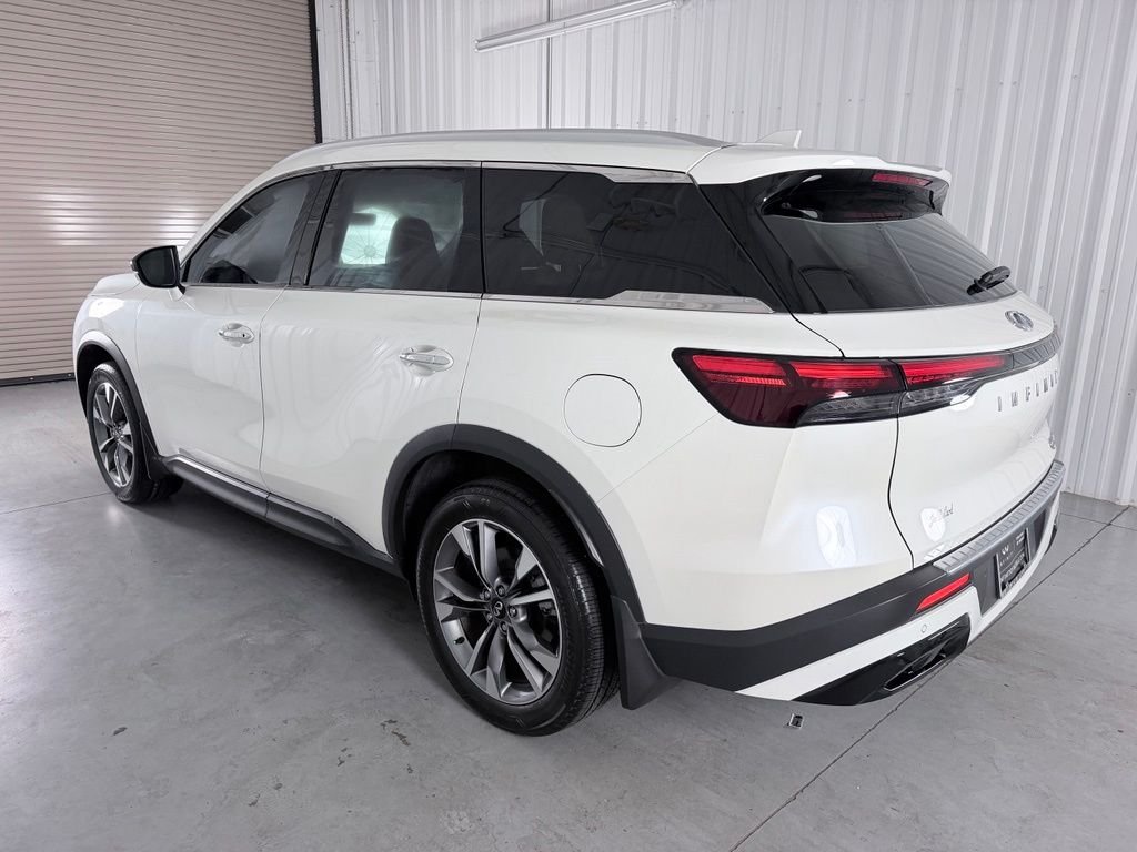 Used 2023 White INFINITI LUXE image 6