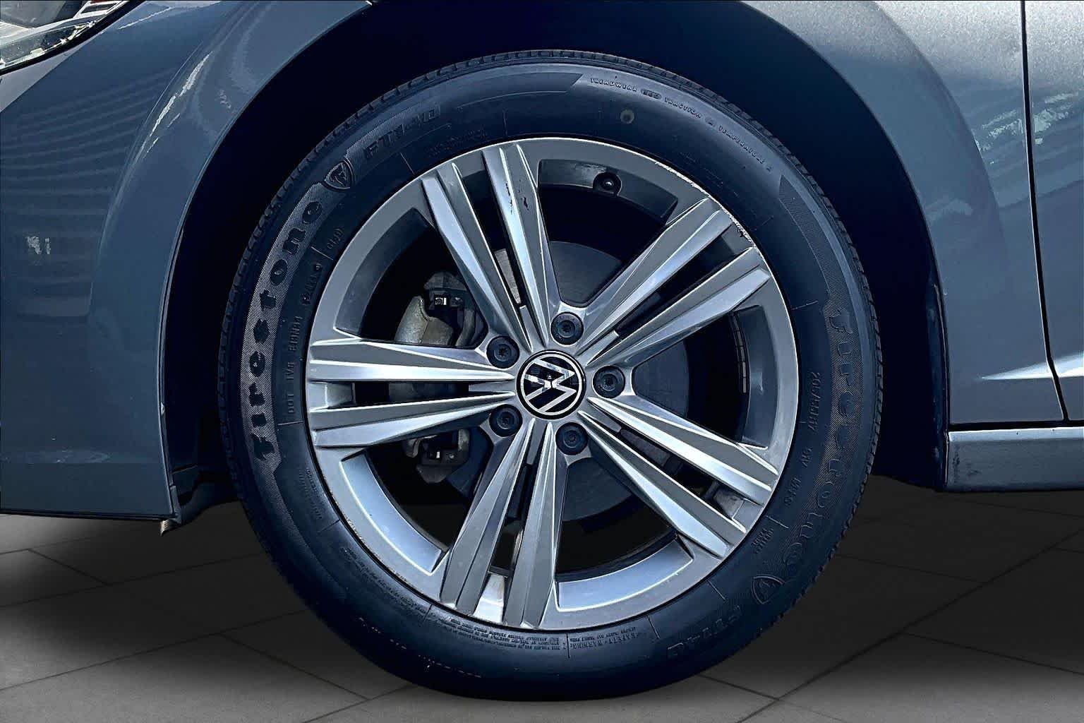 Used 2022 Platinum Gray Metallic Volkswagen SE image 10