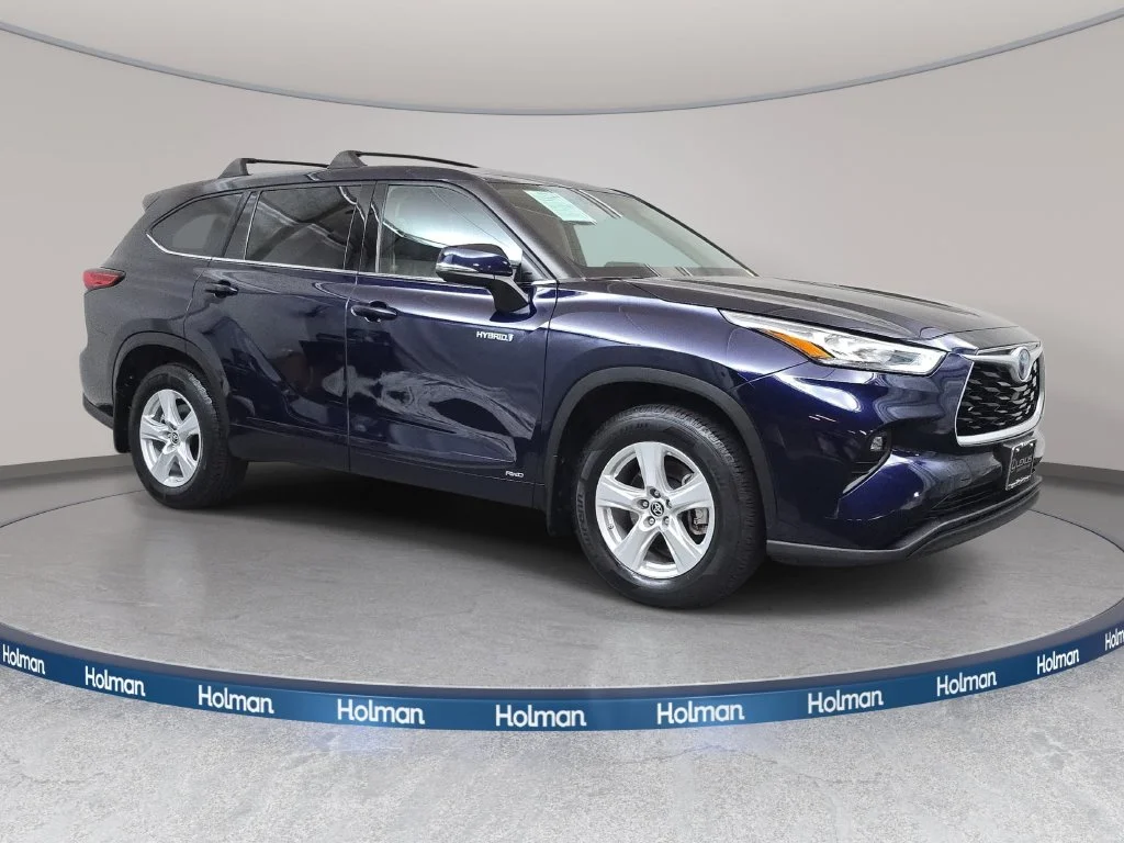 Used 2020  Toyota LE image 4