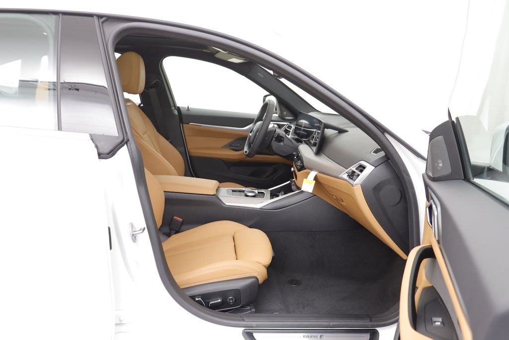 New 2026 Mineral White Metallic BMW xDrive40 image 21