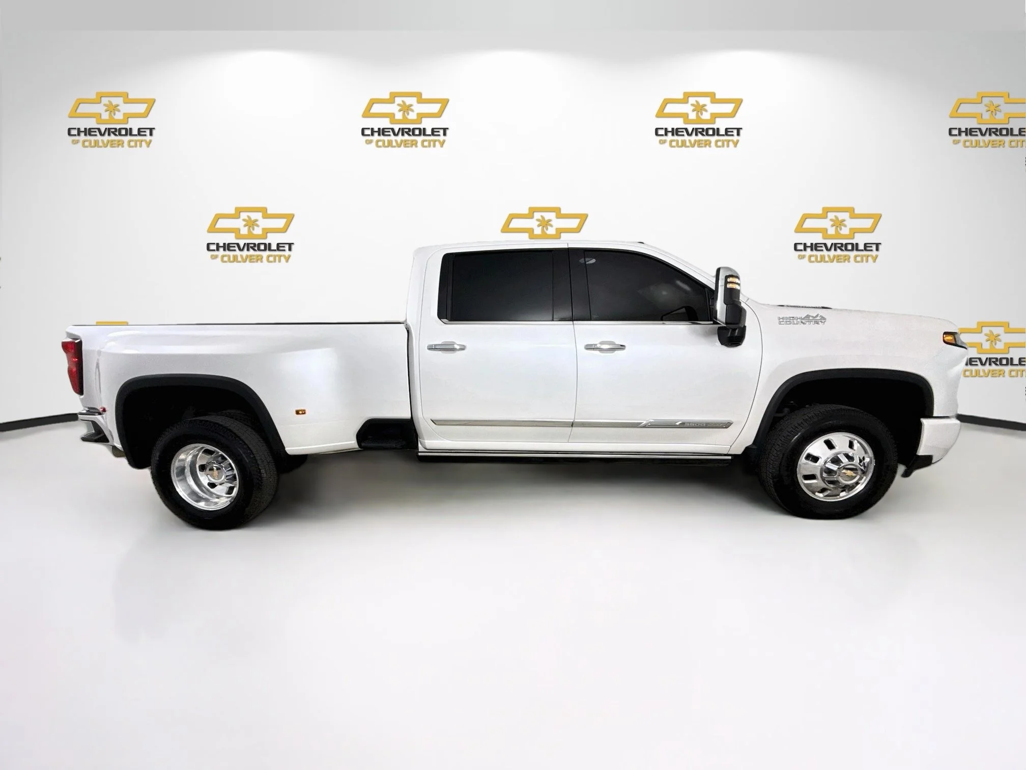 Used 2025 Iridescent Pearl Tricoat Chevrolet High Country DRW image 9