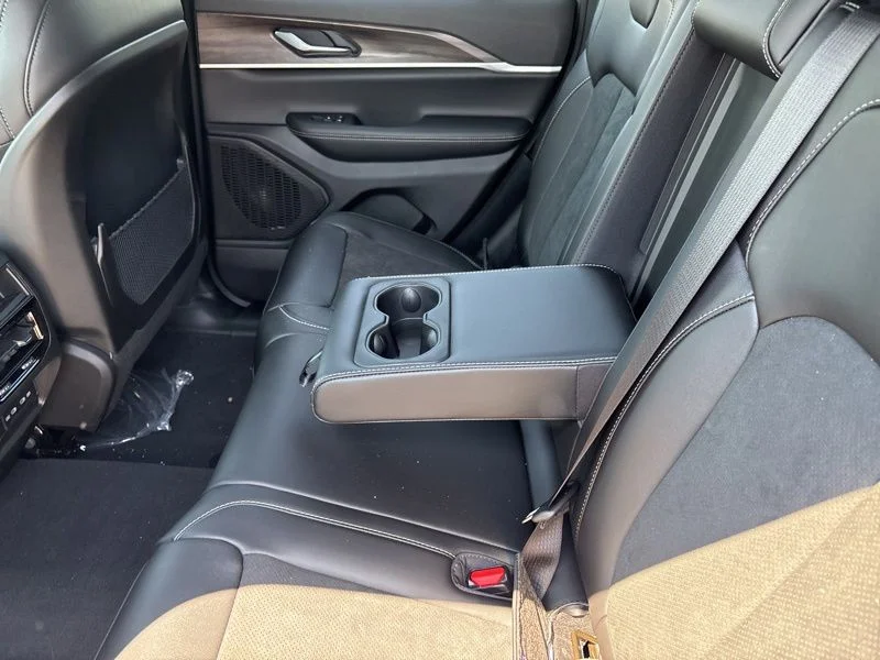 New 2026 Bright White Clear-Coat Exterior Paint Jeep Laredo image 15