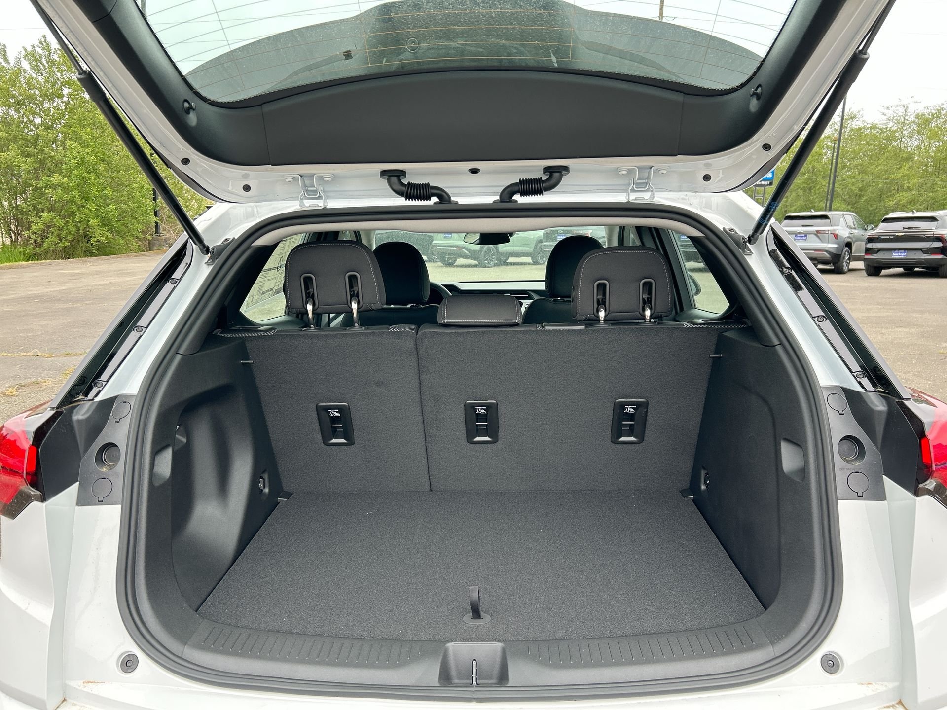 New 2027 Summit White Chevrolet LT image 24