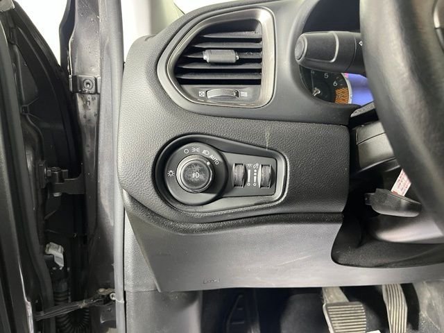 Used 2020 Gray Jeep Limited image 18