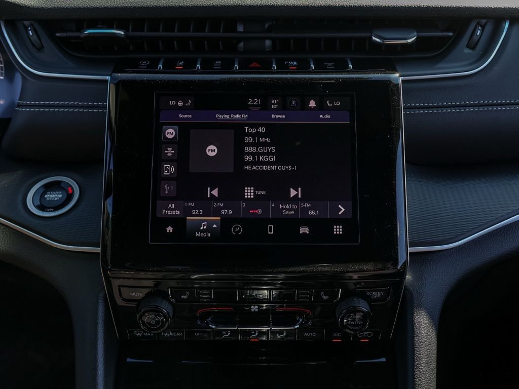 New 2026 Diamond Black Crystal Pearl-Coat Exterior Paint Jeep Laredo image 28