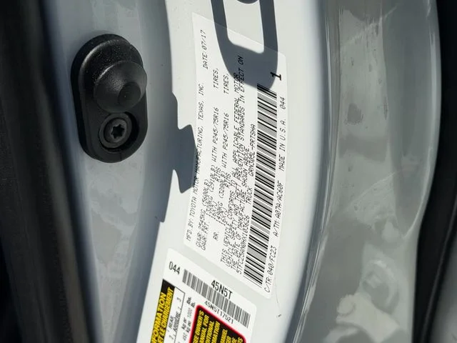 Used 2017 White Toyota SR5 image 19