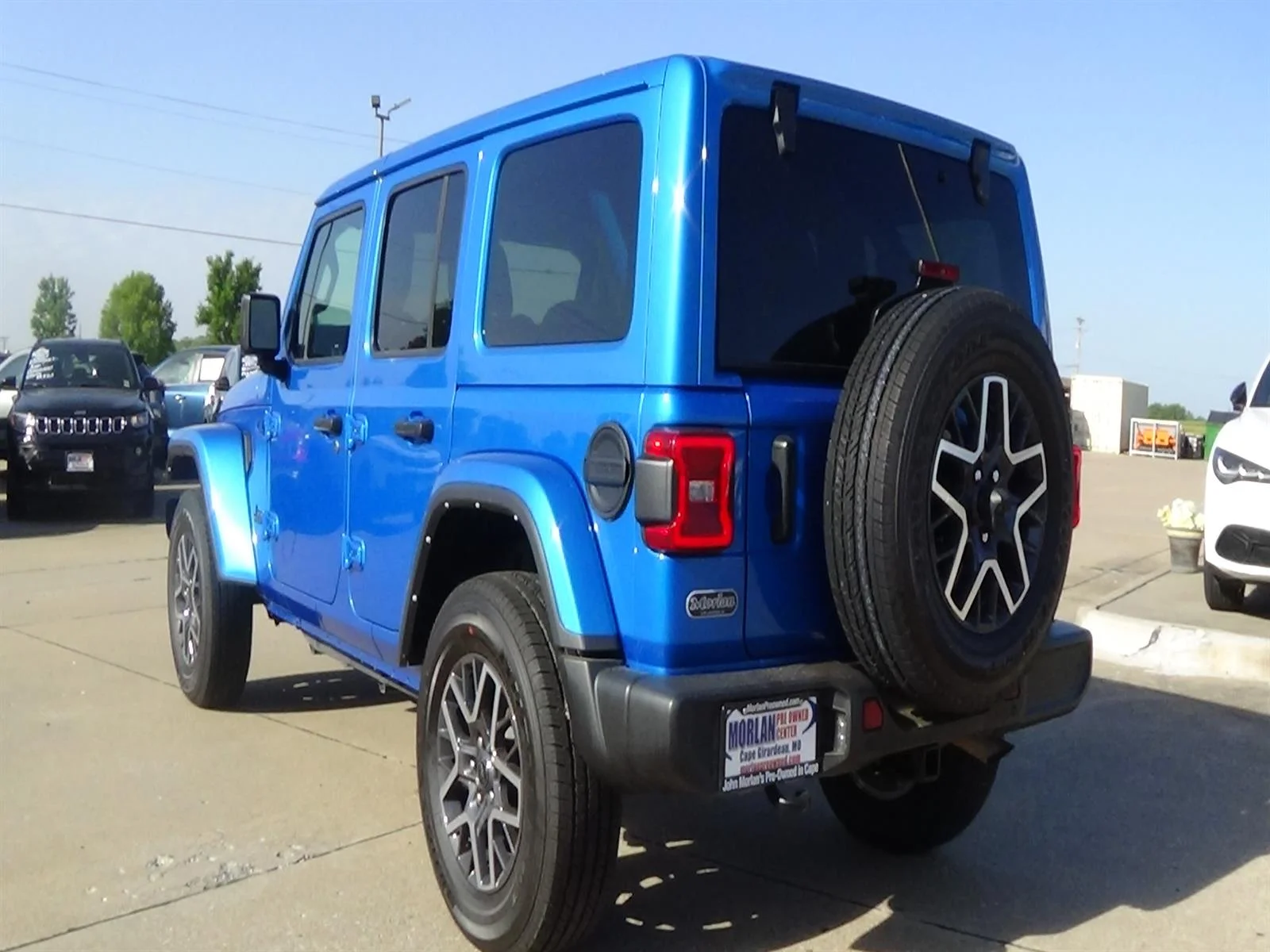 Used 2021 Hydro Blue Pearl Coat (pbj) Jeep Sahara Altitude image 8