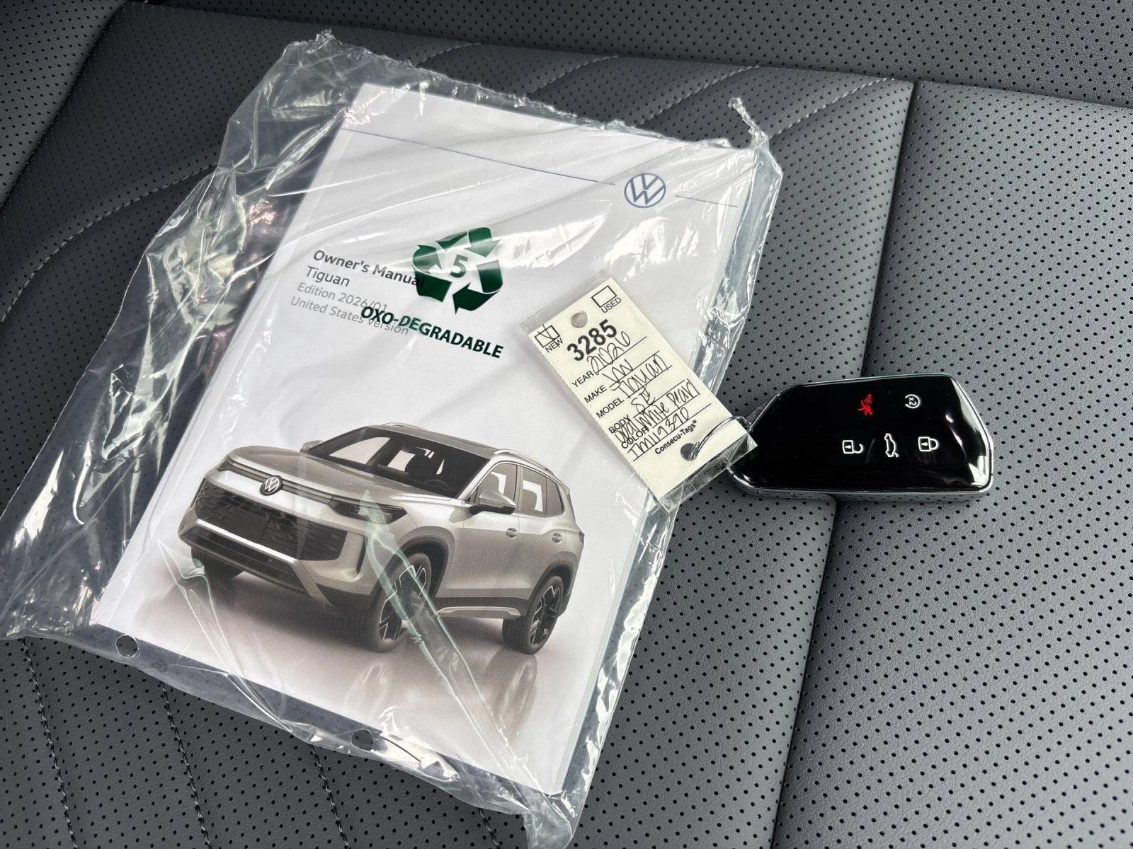 New 2026 opal white with deep black roof Volkswagen SE R-Line Black image 41