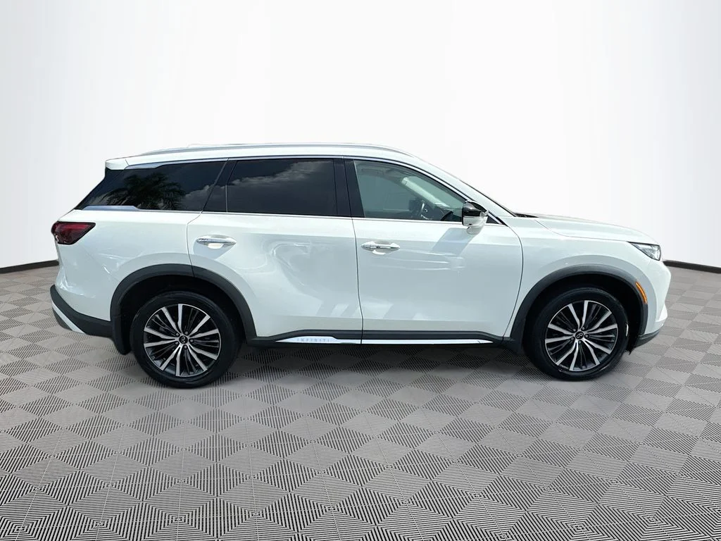 Certified Used 2023 White INFINITI Sensory image 5