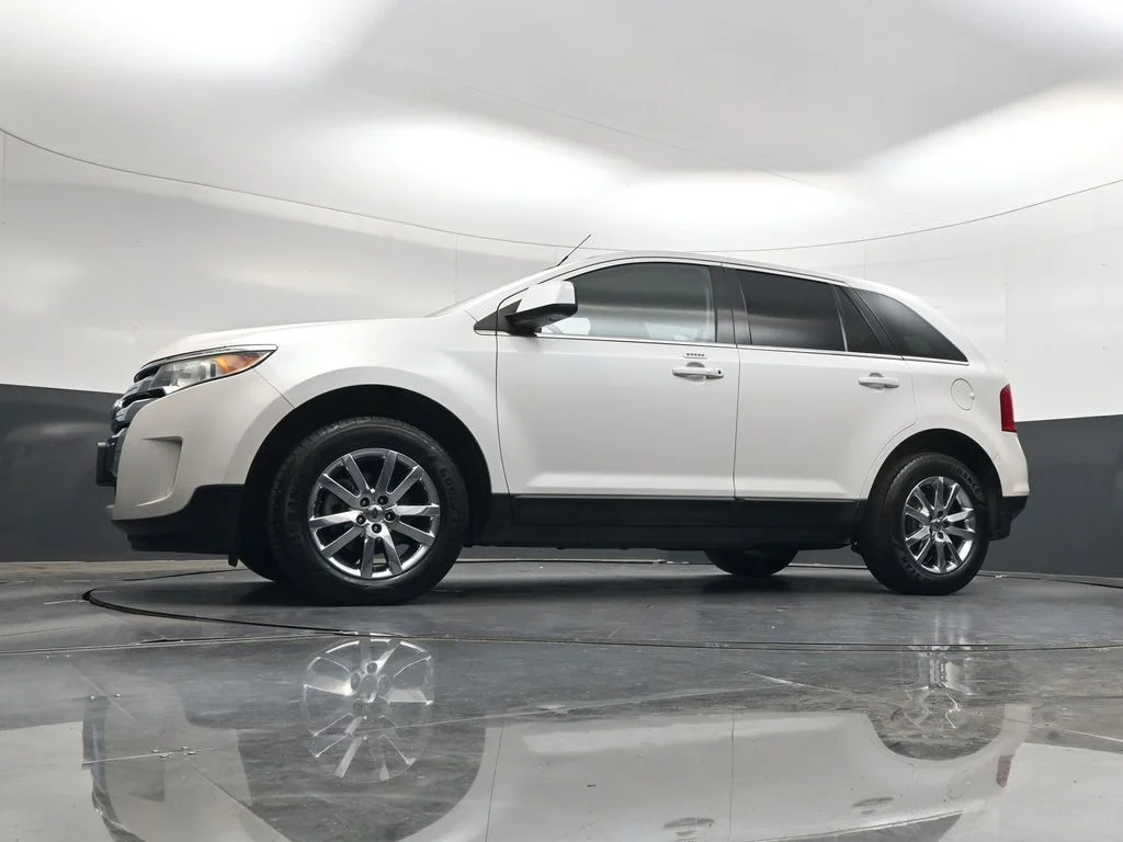 Used 2011 White Platinum Clearcoat Metallic Ford Limited image 40