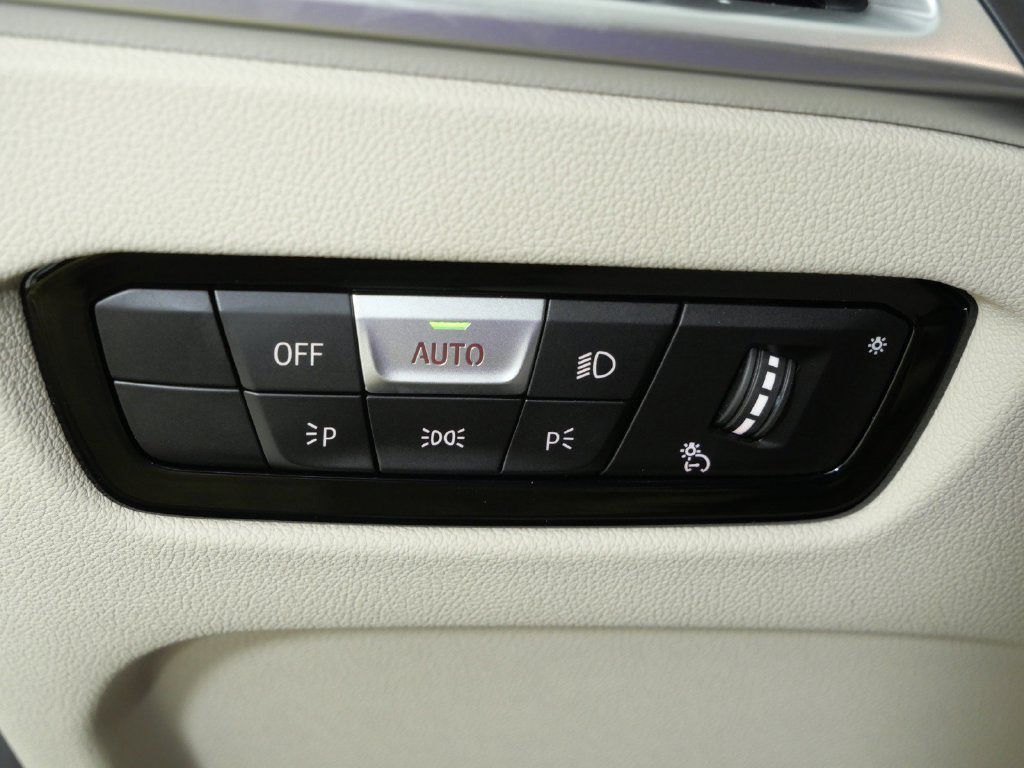 Used 2026 White BMW 330i xDrive image 39