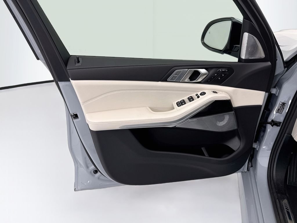 Used 2027 Gray Metallic BMW xDrive40i image 23