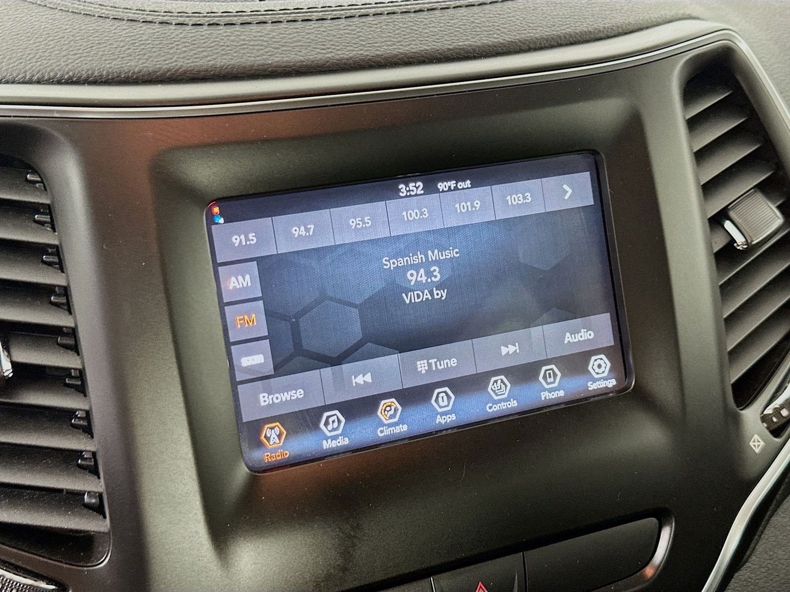 Used 2020 Diamond Black Crystal Pearlcoat Jeep Latitude Plus image 15