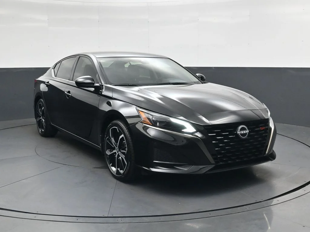 Used 2025 Black Nissan 2.5 SR image 2