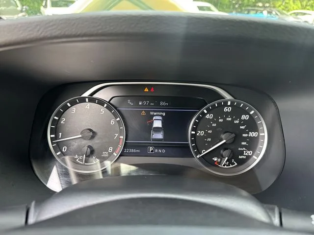 Used 2022 Red Nissan S image 18