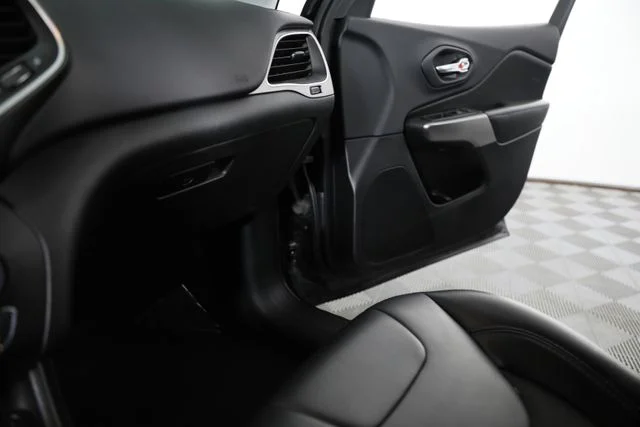 Used 2019 Black Jeep Latitude Plus image 16