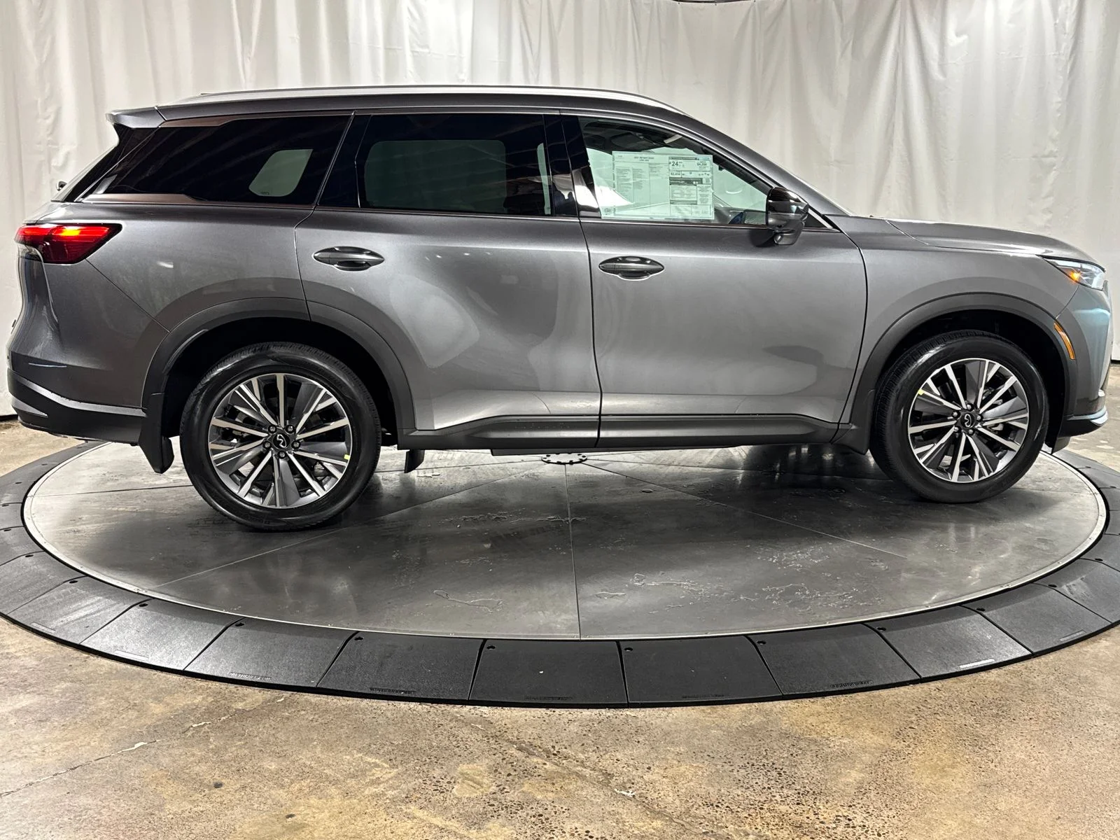 New 2027 GRAPHITE SHADOW INFINITI Luxe AWD image 6