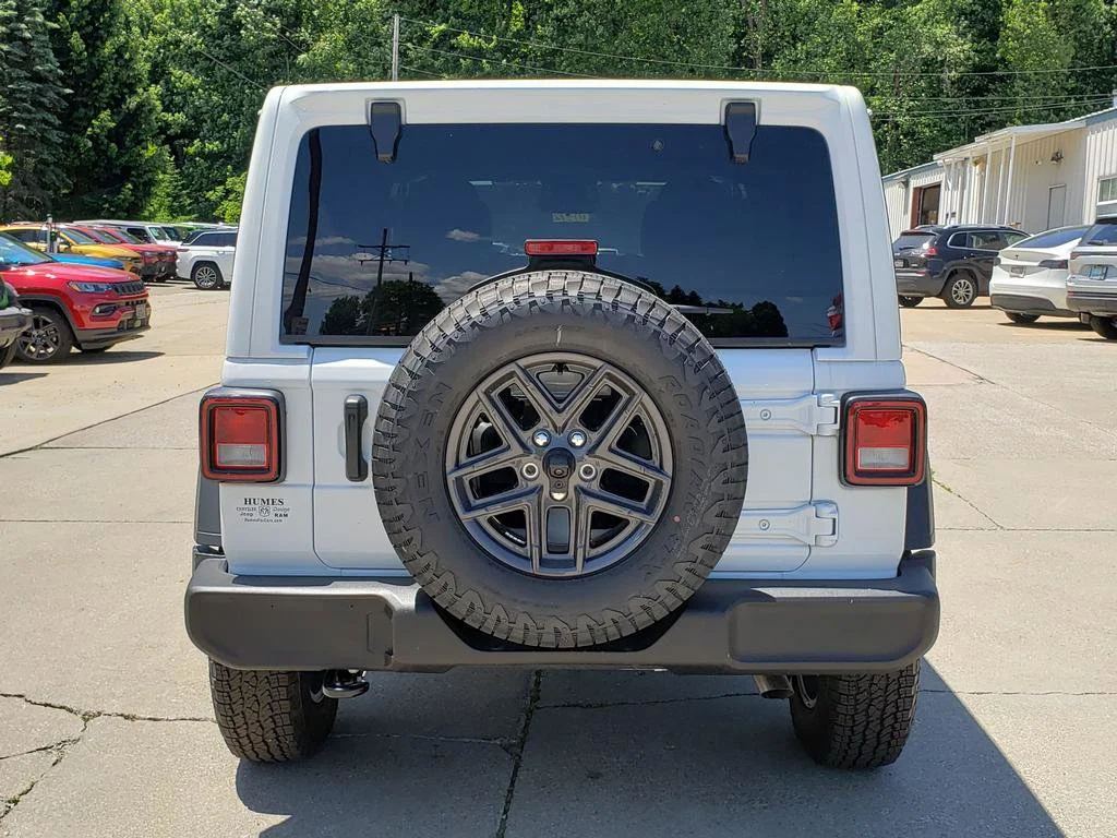 New 2026 Bright White Clear-Coat Exterior Paint Jeep Sport S image 4