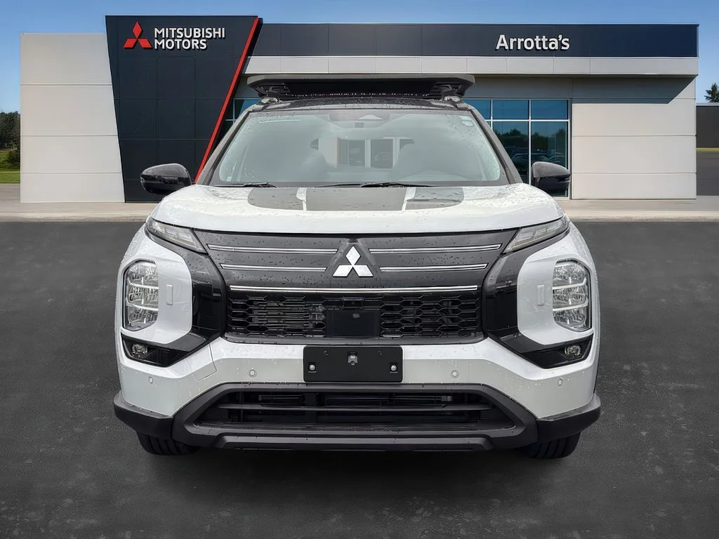 New 2026 White Diamond Mitsubishi LE image 2