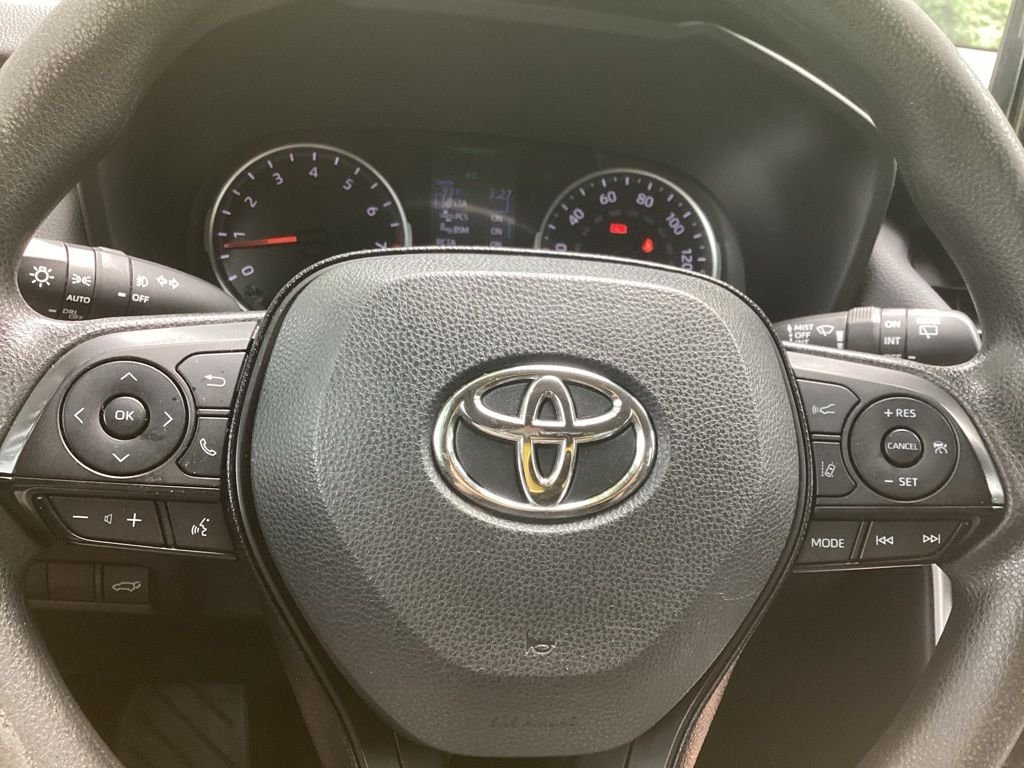 Used 2021 White Toyota XLE image 19