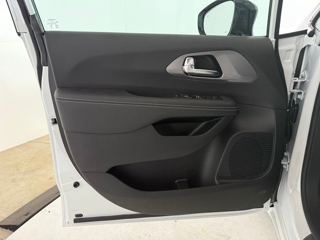 2026 Chrysler Voyager LX - Photo 11