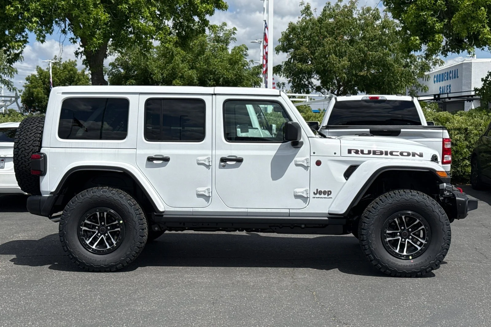 New 2026 Bright White Clear-Coat Exterior Paint Jeep Rubicon X image 3