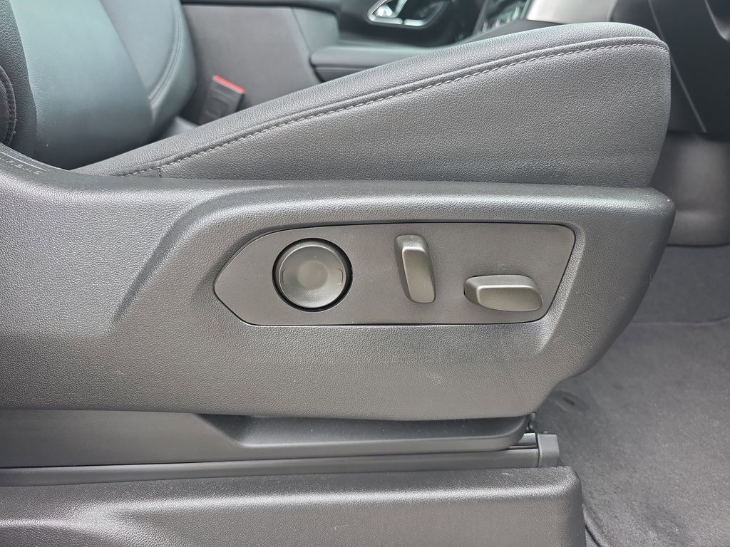 Used 2023 White Chevrolet Z71 image 38
