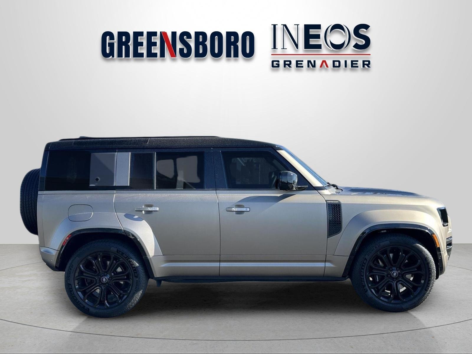 Used 2025 Petra Copper Premium Metallic Land Rover OCTA Edition One image 6