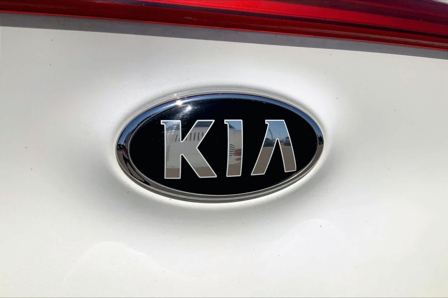 Used 2021 Snow White Pearl Kia LX image 32