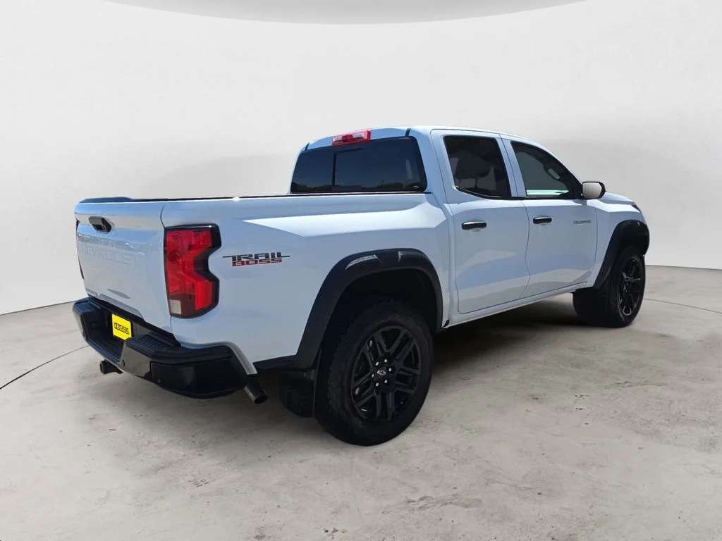 Used 2025 White Chevrolet Trail Boss image 5