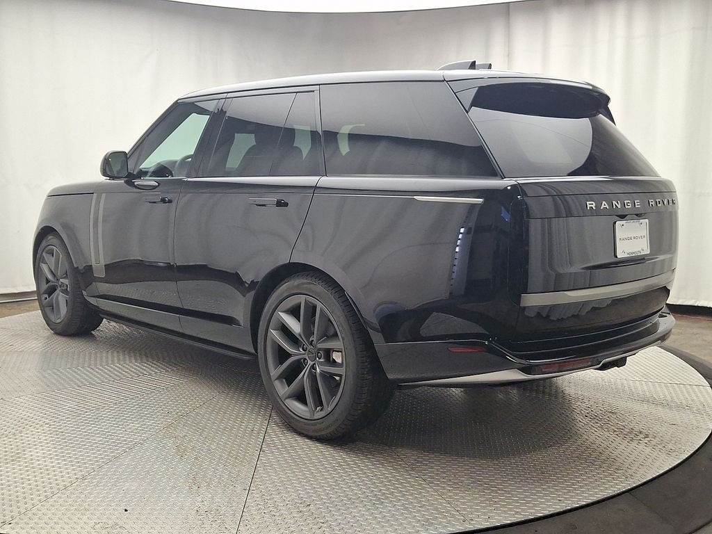 Used 2025  Land Rover SE image 6