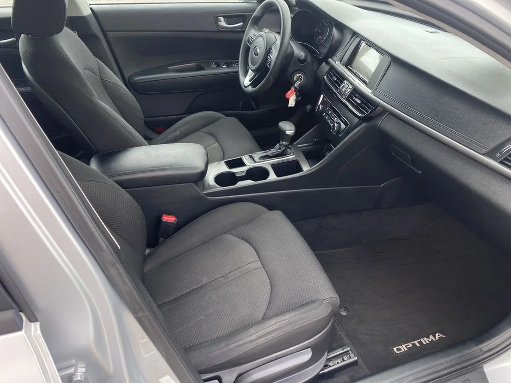 Used 2017 Sparkling Silver Kia LX image 28