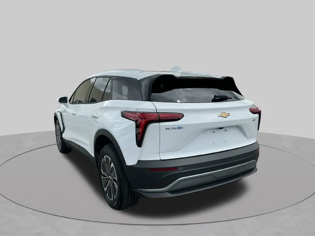Used 2024 White Chevrolet LT image 9