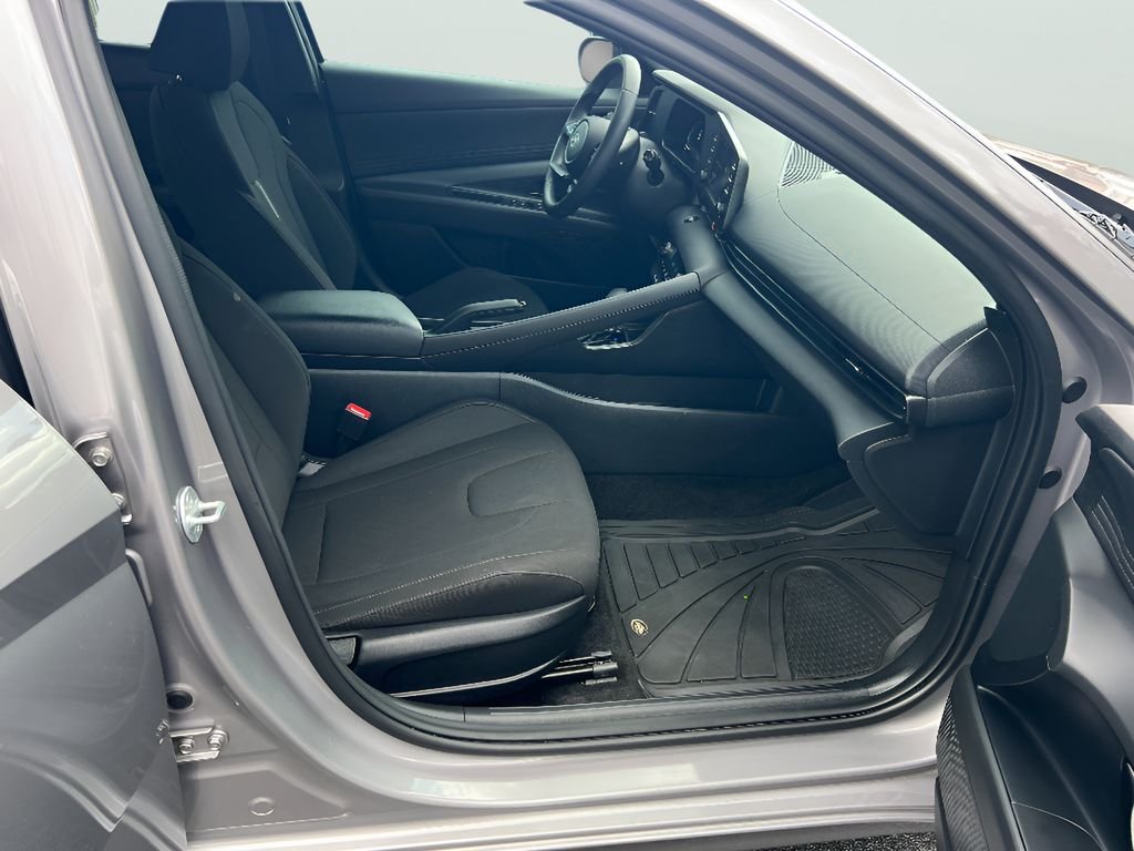 2025 Hyundai Elantra SEL - Photo 18