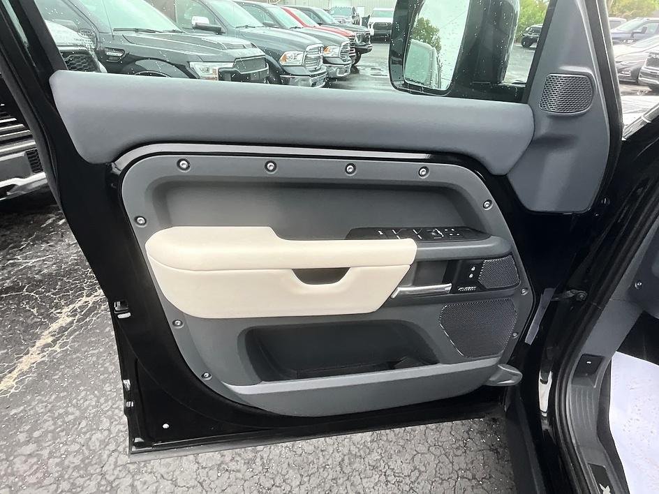 Used 2024 Black Land Rover X-Dynamic SE image 13