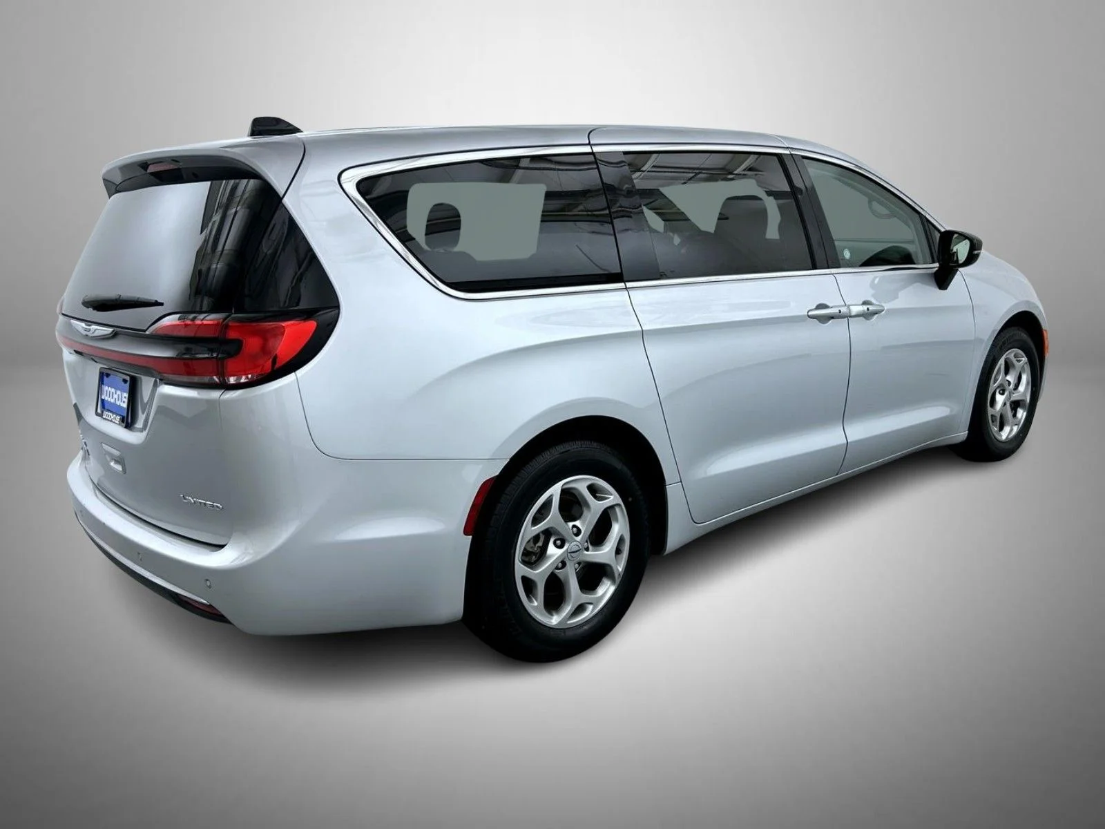 Used 2024 Silver Chrysler Limited image 5