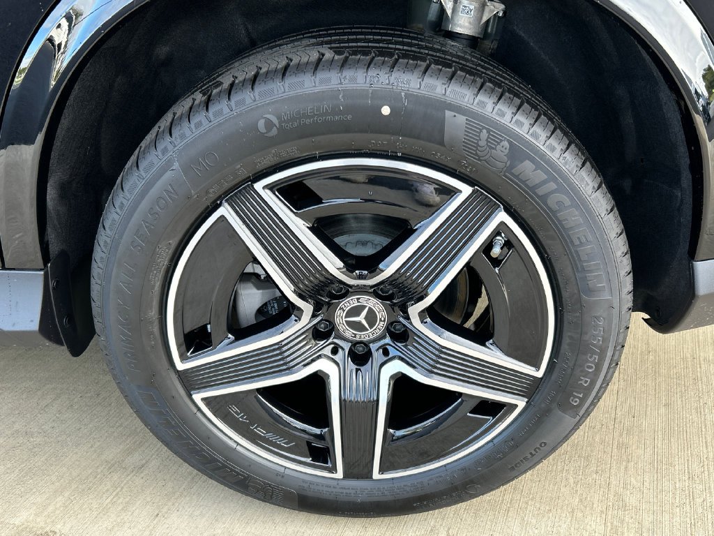 New 2027 Black Mercedes-Benz GLC 300 image 34