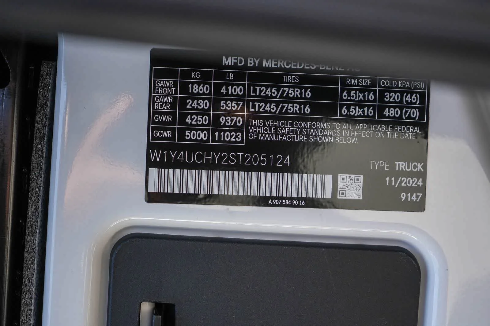 New 2025 Arctic+White Mercedes-Benz Cargo 170WB High Roof 113kw Battery RWD SO Motor image 35