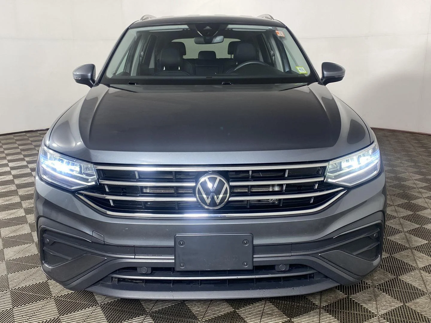 Used 2023 Platinum Gray Metallic Volkswagen SE image 25